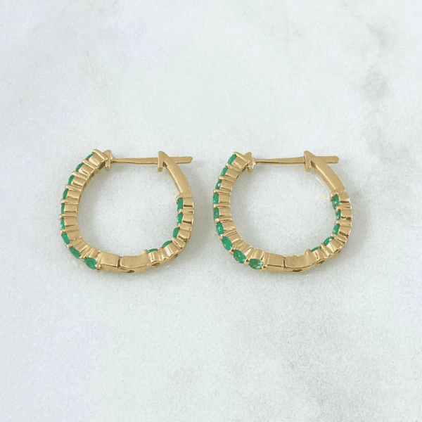 SINGLE SIDED EMERALD HOOP EARRINGS 18K GOLD - Image 3